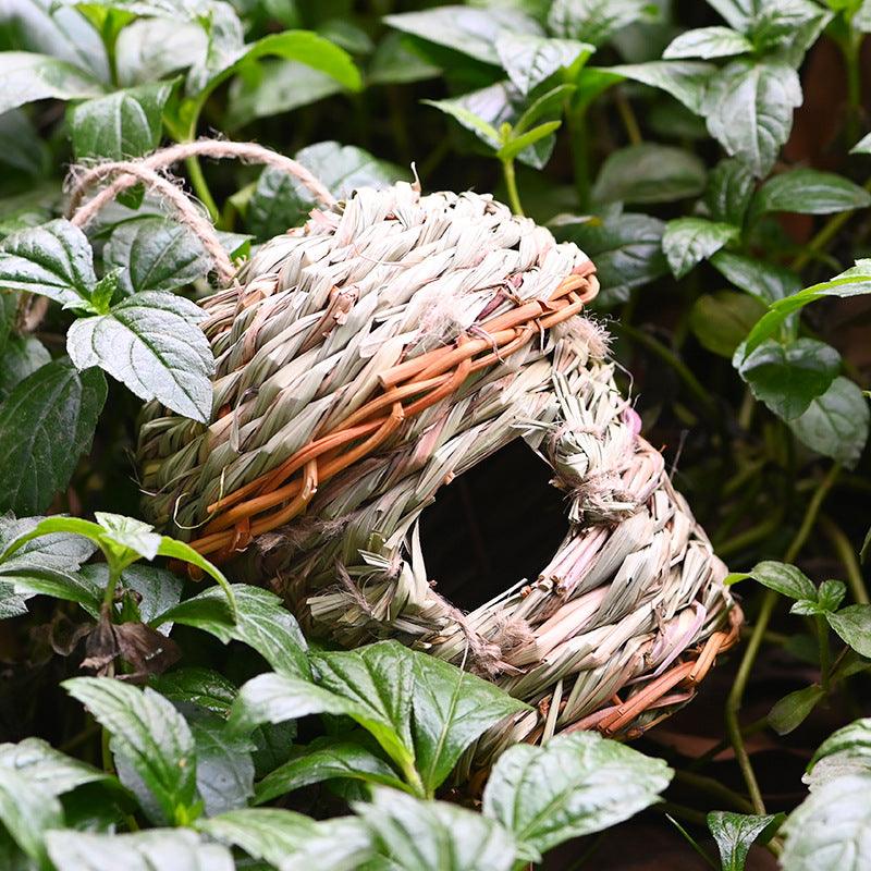Hand-Crafted Straw Bird Sanctuary: A Charming Haven For Feathered Friends - immagine 2