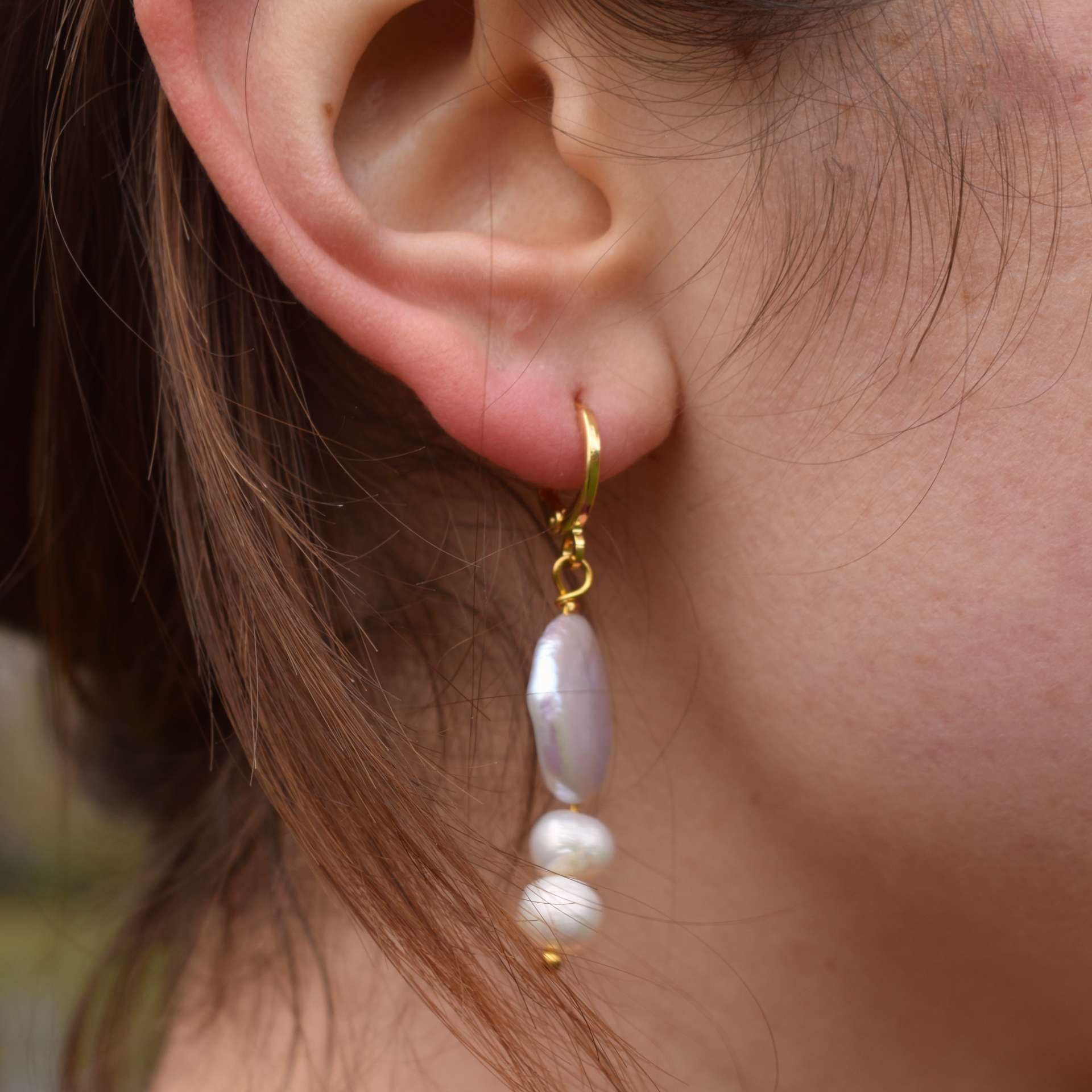 Bold White Pearl Drop Huggie Earrings | by Ifemi Jewels - immagine 3