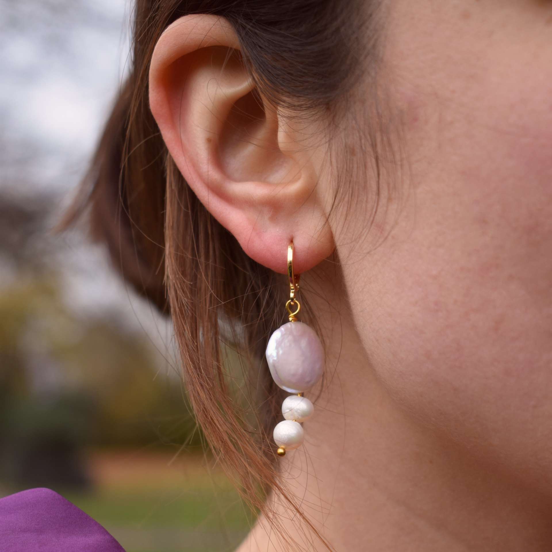 Bold White Pearl Drop Huggie Earrings | by Ifemi Jewels - immagine 4