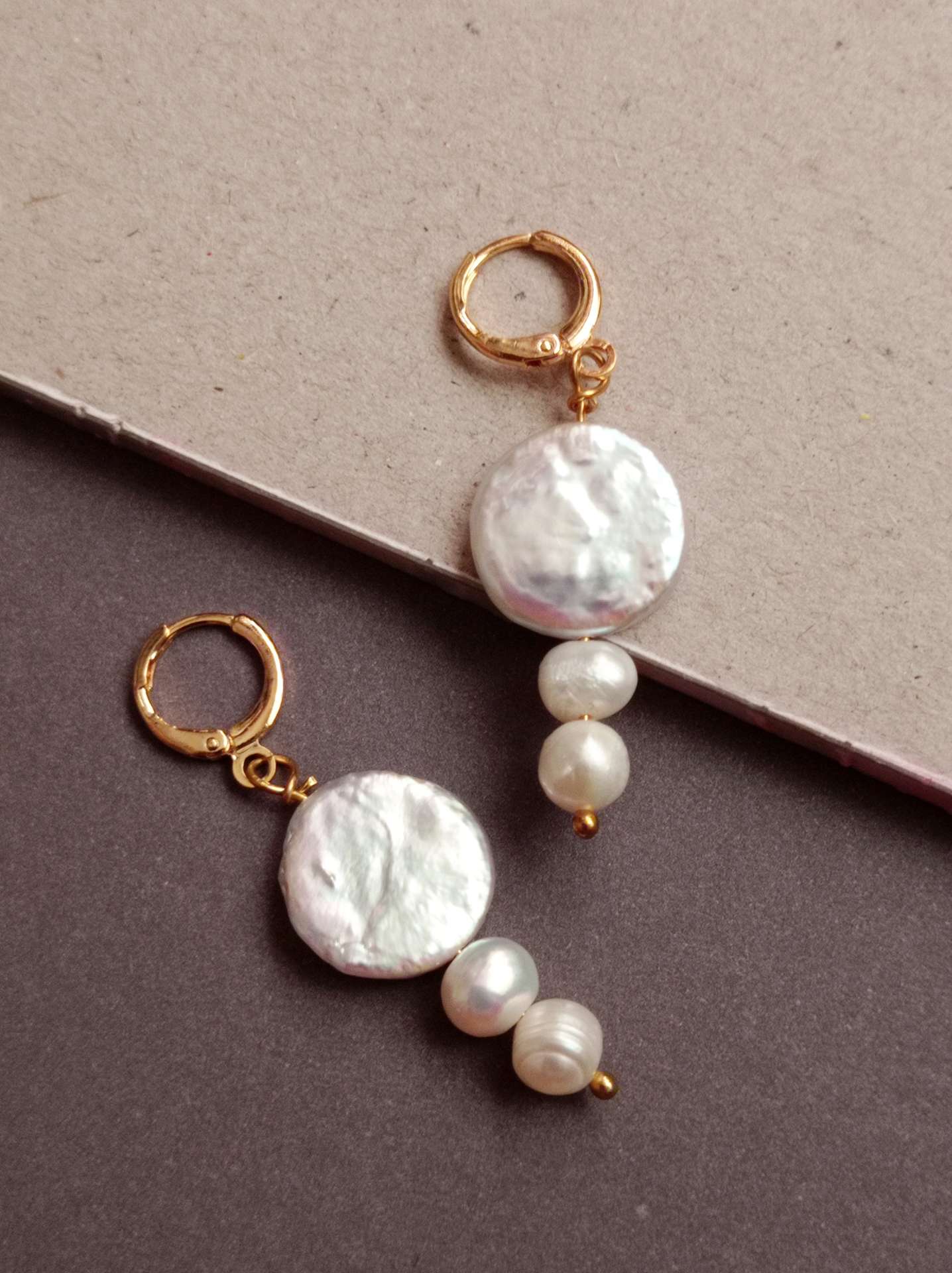 Bold White Pearl Drop Huggie Earrings | by Ifemi Jewels - immagine 2