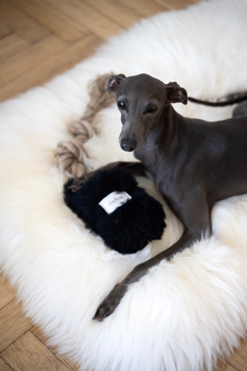 Natural Sheepskin Dog Tug Toy - Black - immagine 2
