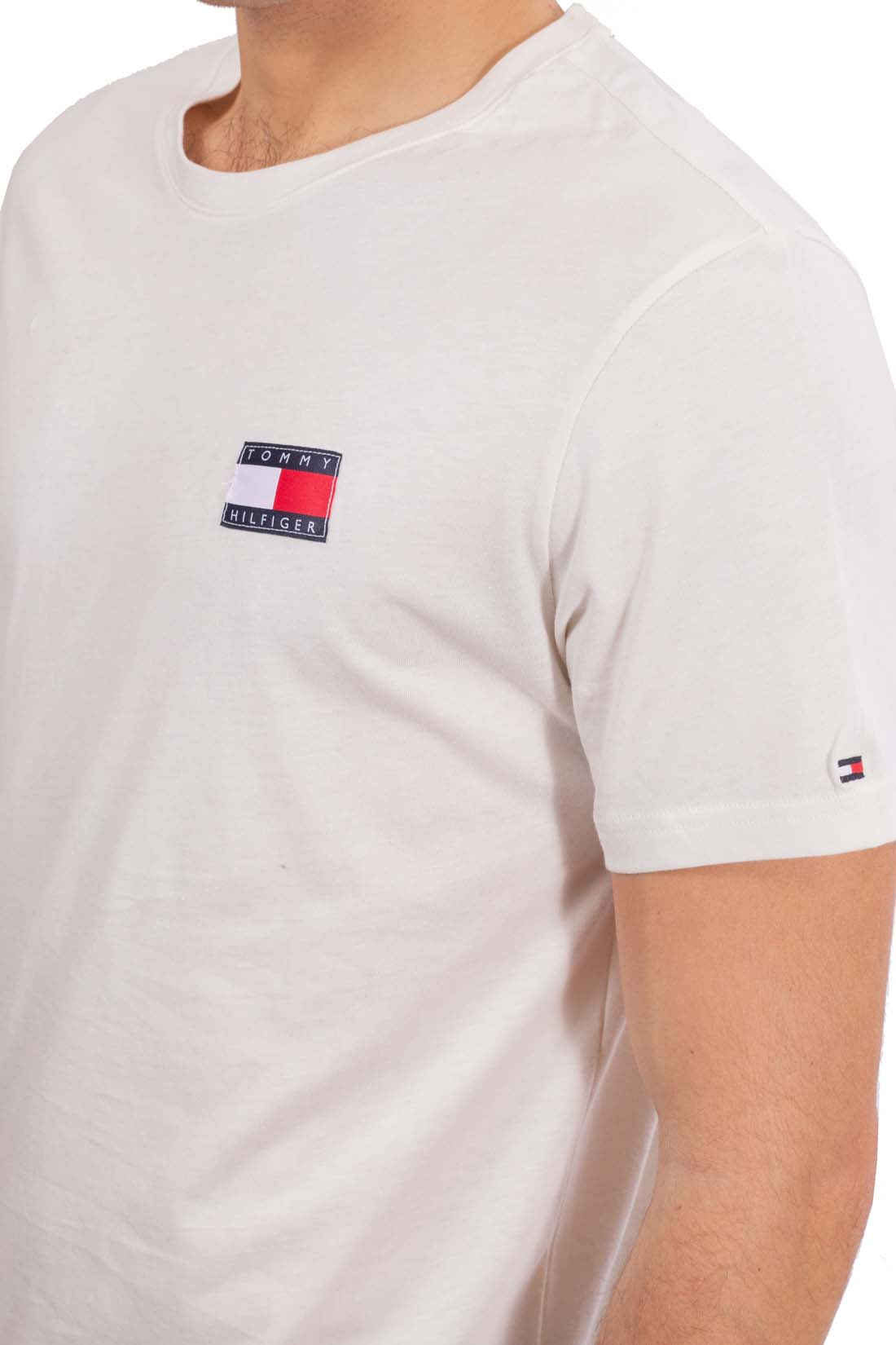 TOMMY HILFIGER - Men's regular T-shirt with logo patch - immagine 3