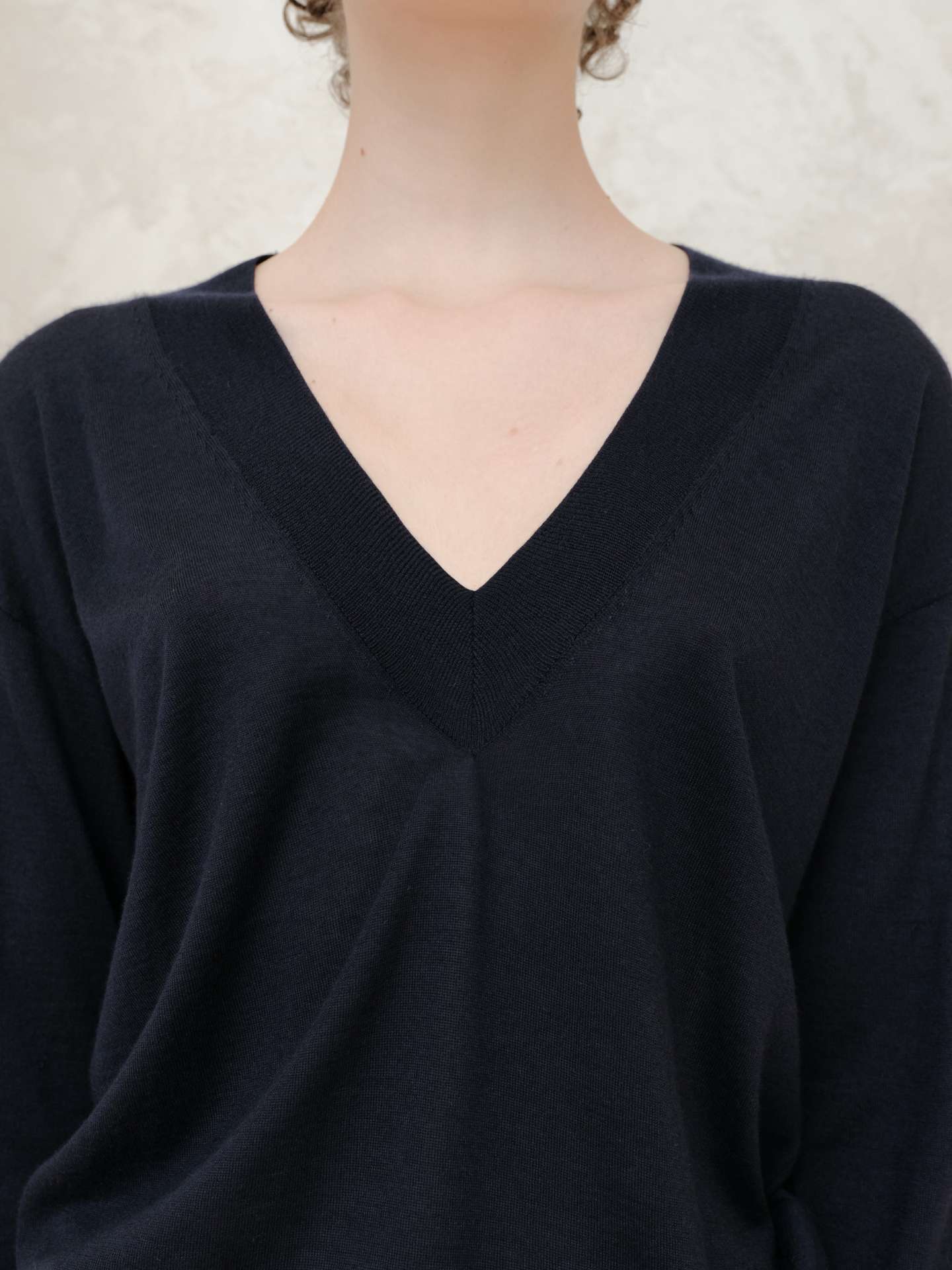 Merino & Silk V-Neck Sweater - immagine 2
